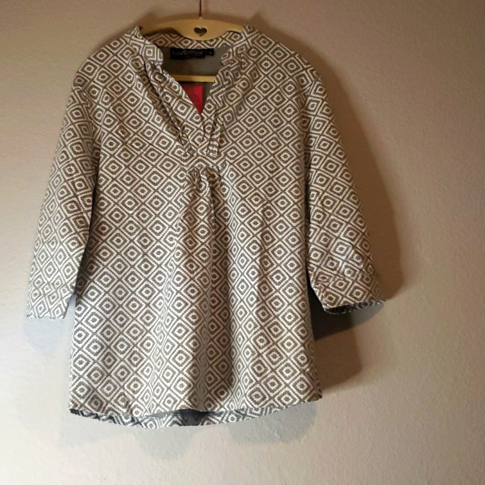 Liza Byrd size Medium. Gray and white print top. 3/4 sleeves.